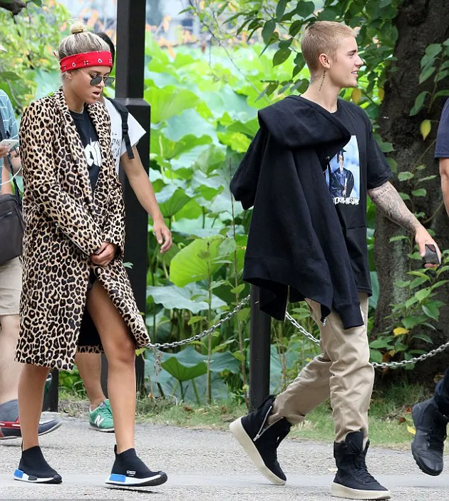 Justin Bieber rupanya tak mau menutupi hubungannya dengan Sofia Richie, model 17 tahun yang kini disebut-sebut sebagai kekasihnya. Mereka kembali tertangkap kamera sedang berjalan-jalan di sekitar Tokyo.