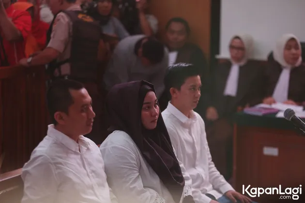 Anniesa Hasibuan - Penipuan First Travel