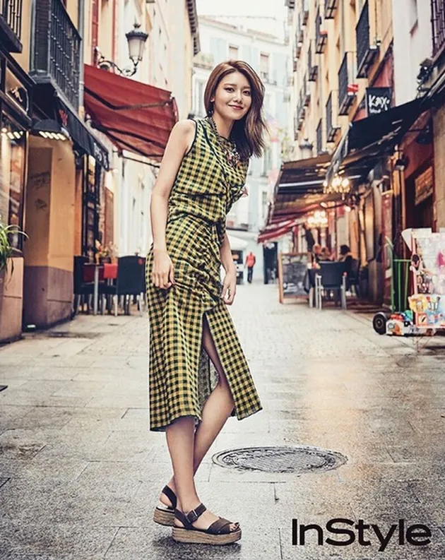 Choi Sooyoung merupakan salah satu member Girls Generation dengan gaya berbusana yang kece. Saat melakukan pemotretan, ia tampil stunning dengan dress kotak-kota kuning-hitam.