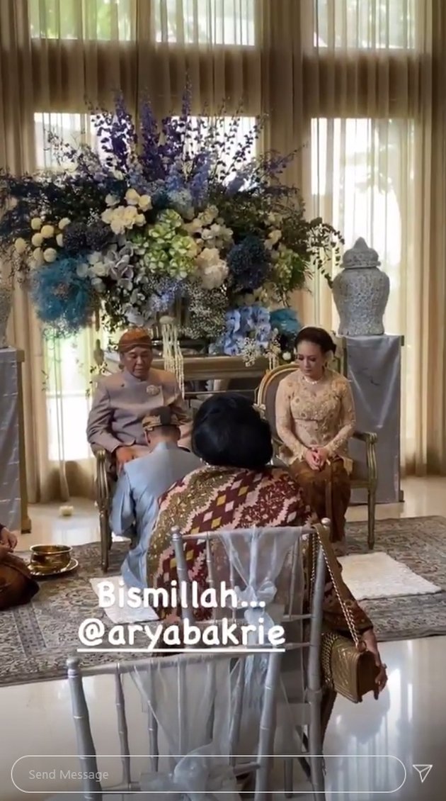 Luxurious and Touching Siraman Ceremony of Arya Bakrie, Nia Ramadhani Crying