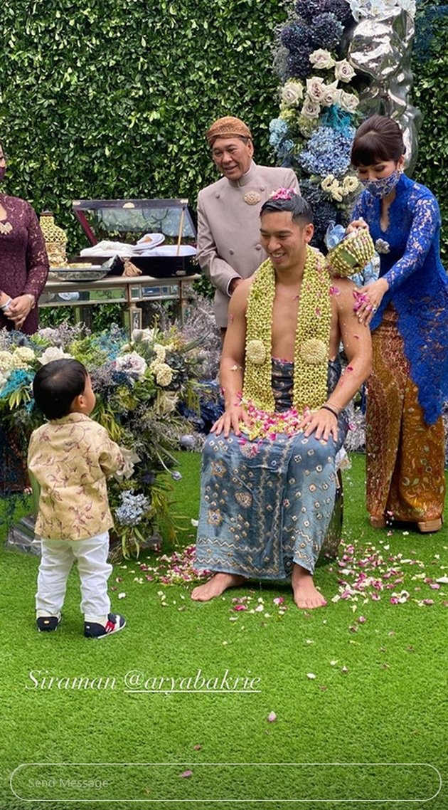 Luxurious and Touching Siraman Ceremony of Arya Bakrie, Nia Ramadhani Crying