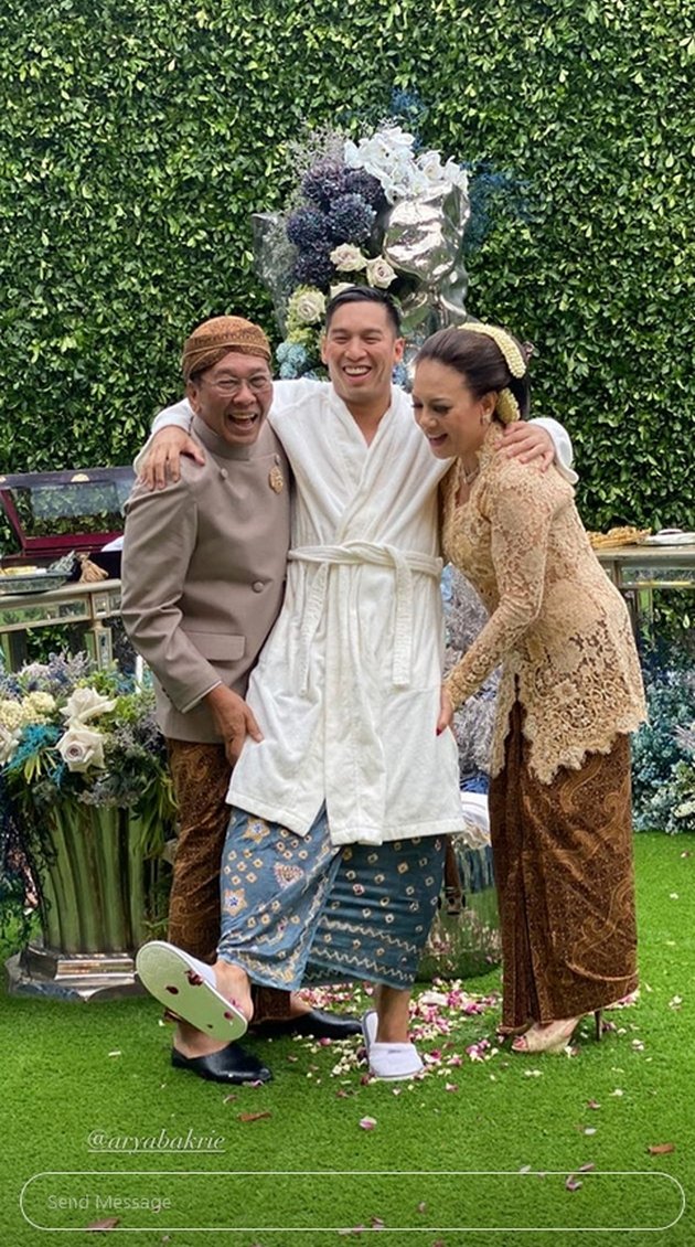 Luxurious and Touching Siraman Ceremony of Arya Bakrie, Nia Ramadhani Crying