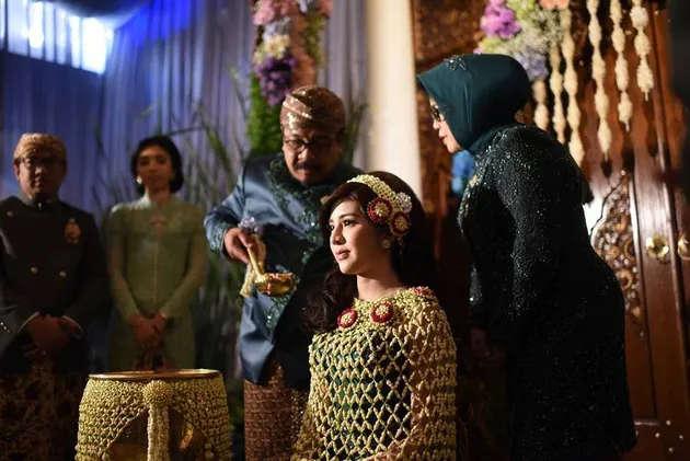 Foto pernikahan putri Gubernur Soekarwo - Kartika Prawita