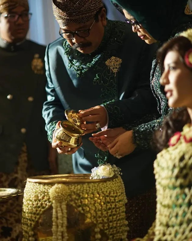 Foto pernikahan putri Gubernur Soekarwo - Kartika Prawita