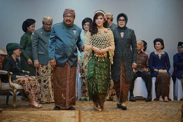 Foto pernikahan putri Gubernur Soekarwo - Kartika Prawita