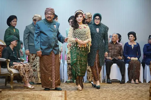 Foto pernikahan putri Gubernur Soekarwo - Kartika Prawita