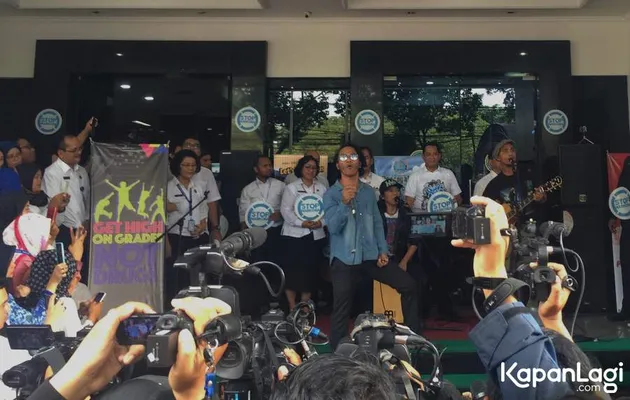 Slank diundang secara khusus oleh kepala BNN, Budi Waseso untuk mewakili para musisi dalam memerangi narkoba.