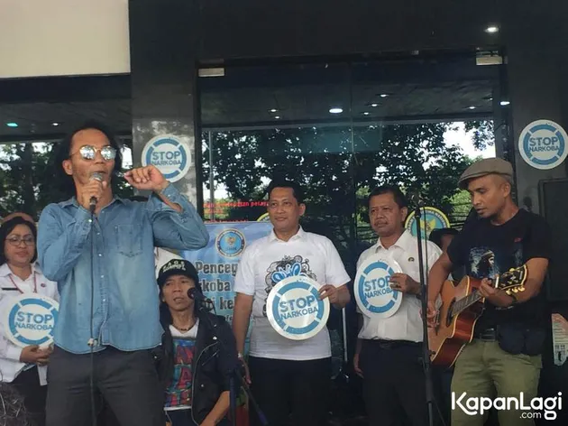 Buwas mengaku jika gerakan anti narkoba sering tak berjalan efektif. Maka dari itu Ia menghadirkan Slank untuk memperkuat suaranya.