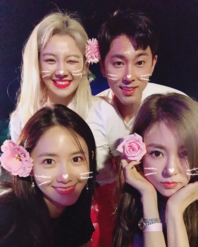 Beginilah gaya imut Hyoyeon, Yoona, dan Tiffany saat sedang makan malam di hari pertama workshop. Yunho TVXQ pun juga ikutan nimbrung. Para legenda di dunia K-Pop.