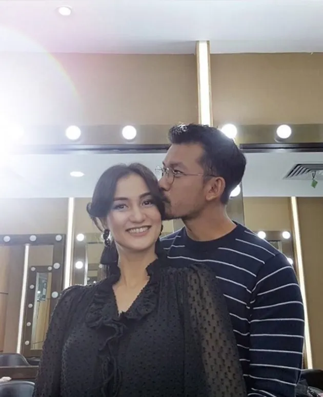 Rio Dewanto &amp; Atiqah Hasiholan