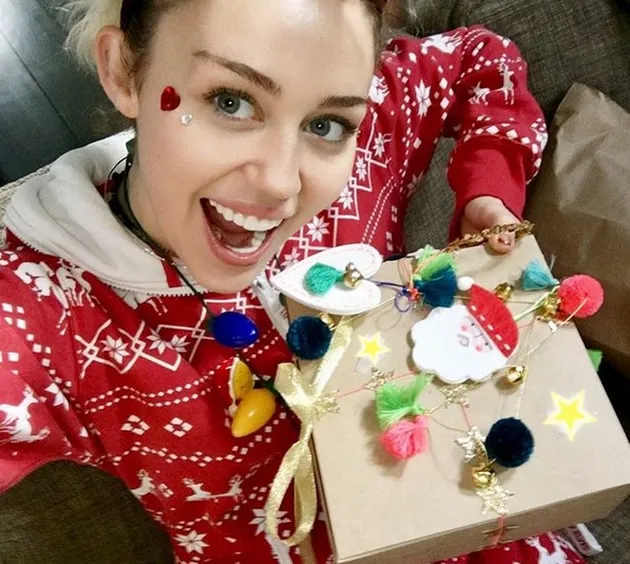 Miley Cyrus - Liam Hemsworth Mesra Natal