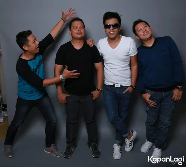 Inilah yang ingin disampaikan Jikustik bahwa kita semua pernah punya pasangan yang so sweet.