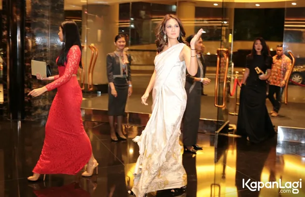 Ketika ditemui di resepsi pernikahan Raisa x Hamish, Ayana Midplaza, Sudirman, Jakarta Pusat, Minggu (3/9), Luna Maya sempat menceritakan suasana acara yang penuh rasa bahagia tersebut.