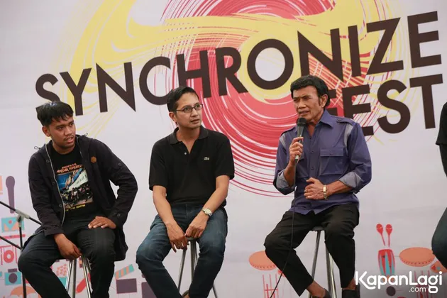 Ketika penyelenggara acara datang ke rumah sang raja dangdut untuk mengundang Soneta Band main di acara ini Rhoma pun menceritakan bahwa mereka disuguhi teh dan nastar.