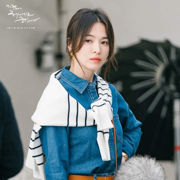 Di drama ini, Song Hye Kyo berperan sebagai Ha Young Eun, seorang leader tim desain di perusahaan fashion bernama The One. Pastinya sebelum dapat jabatan itu, Ha Young Eun pun pastinya belajar dulu dong.