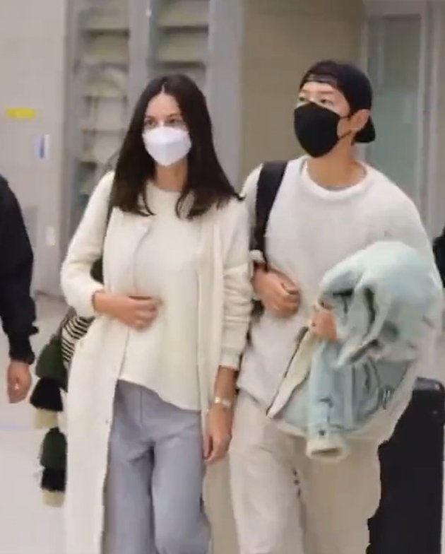 Photos of Song Joong Ki and Girlfriend at the Airport Returning from Singapore, Relaxed Captured by Media - Still Greeting Fans Friendly