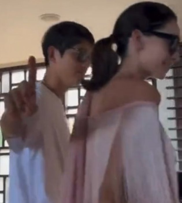 Photos of Song Joong Ki and His English Girlfriend, Already Caught by Indonesian Fans Since in Bali