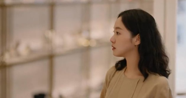 Photo of Song Joong Ki Cameo in 'LITTLE WOMEN' as a Shoe Store Employee, Vincenzo in Disguise?