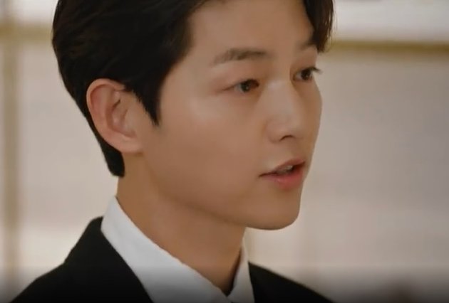 Photo of Song Joong Ki Cameo in 'LITTLE WOMEN' as a Shoe Store Employee, Vincenzo in Disguise?