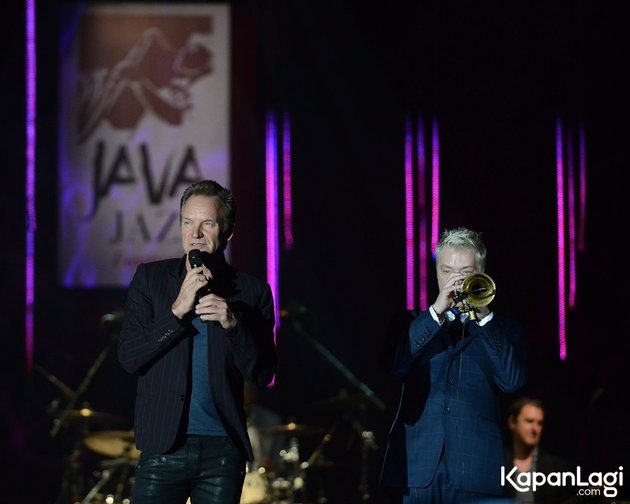Kolaborasi apik datang dari Sting dan Chris Botti di atas stage Java Jazz Festival 2016.