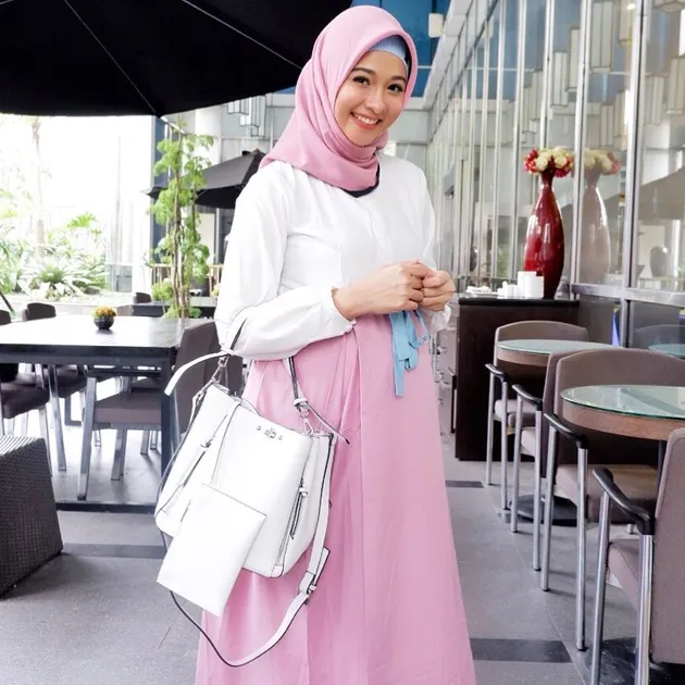FOTO STYLE HIJAB POPPY BUNGA KEKINIAN STYLISH MENAWAN 