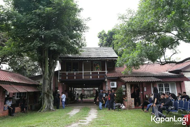 FOTO Suasana Duka, Tangis Keluarga Melepas Kepergian Yon Koeswoyo - KapanLagi.com