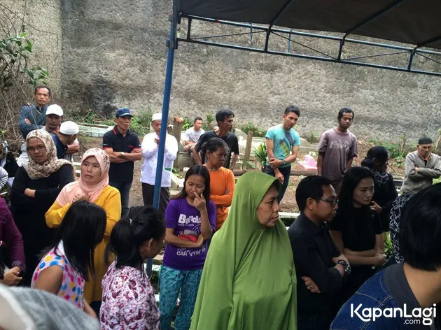 FOTO: SUASANA PEMAKAMAN IRENA JUSTINE YANG MENINGGAL 