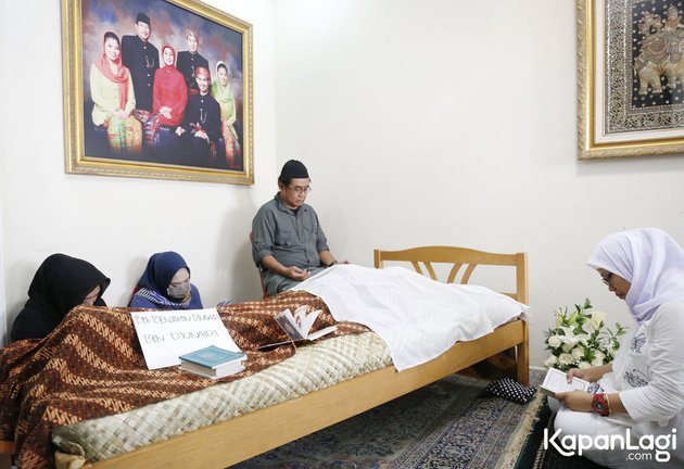 PHOTO: Atmosphere of the Funeral Home After the Departure of Father, Donny Alamsyah Had a Premonition