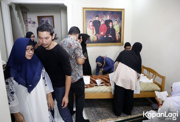 PHOTO: Atmosphere of the Funeral Home After the Departure of Father, Donny Alamsyah Had a Premonition