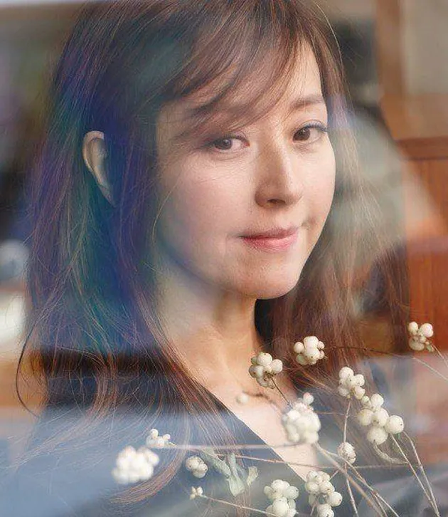 Bisa jadi kamu nggak percaya kalau model cantik asal Korea Seo Jung Hee ini sudah berusia 58 tahun loh. Tetap flawless!