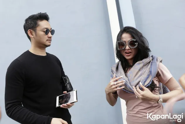 Dewi Perssik - Angga Wijaya