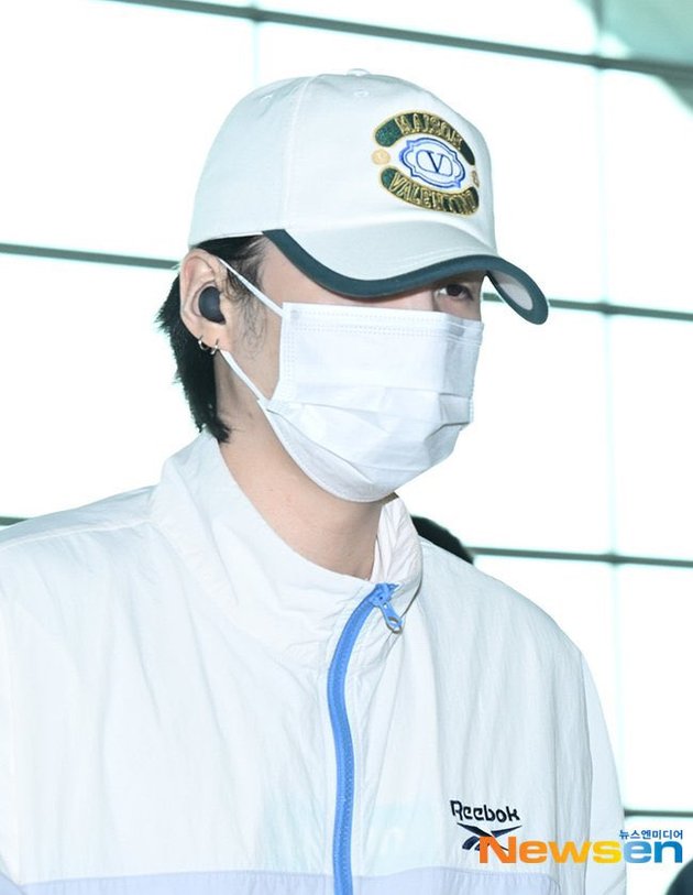 BTS Suga Departed For Los Angeles In An Understated And Confident Airport  Outfit