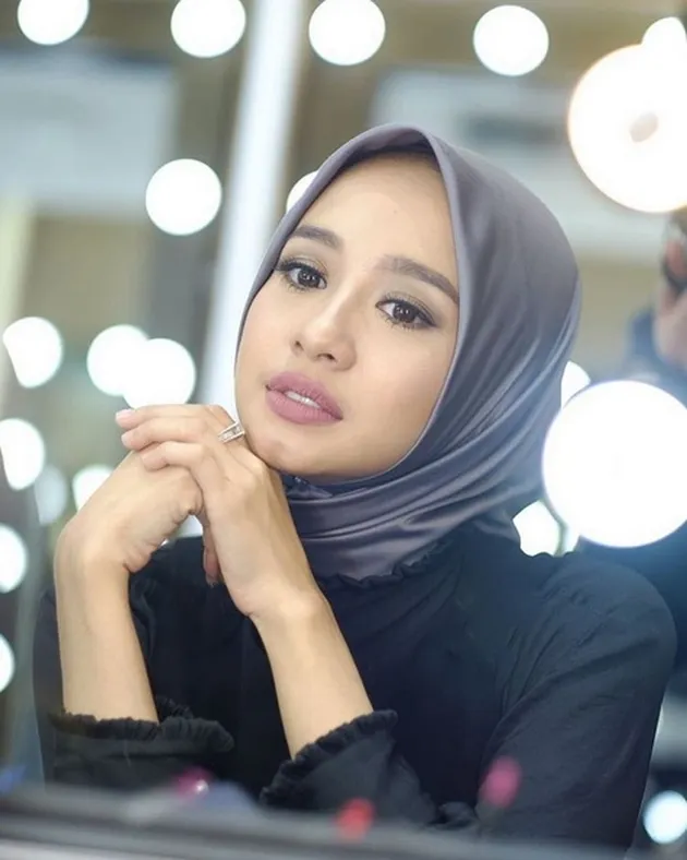 Laudya Cynthia Bella sempat mengikuti ajang pemilihan model majalah Kawanku pada tahun 2002. Namun namanya semakin dikenal saat ia membintangi film layar lebar berjudul VIRGIN.