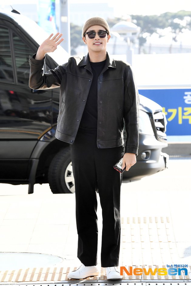 Sung Hoon terlihat di bandara International Incheon pada Kamis sore (7/11/2019). Kedatangannya diabadikan oleh media yang sudah hadir di sana.