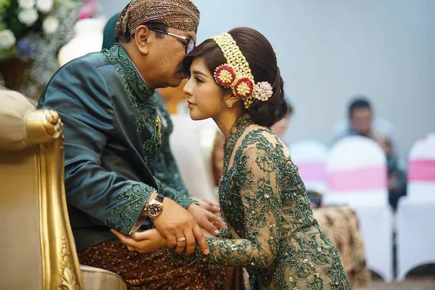 Foto pernikahan putri Gubernur Soekarwo - Kartika Prawita