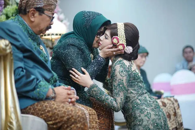 Foto pernikahan putri Gubernur Soekarwo - Kartika Prawita