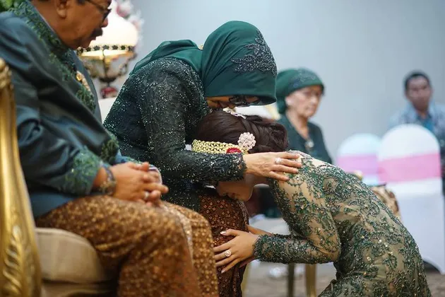 Foto pernikahan putri Gubernur Soekarwo - Kartika Prawita