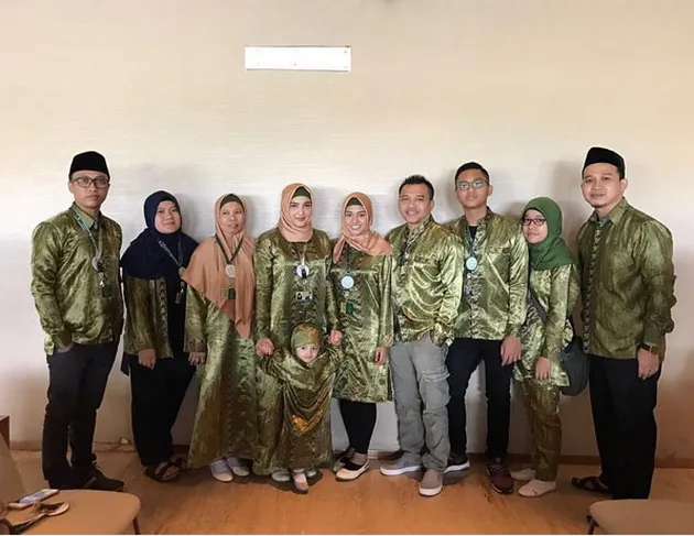 FOTO: Suwarsih, Babysitter Arsy Ikut Umrah Keluarga Anang Ashanty