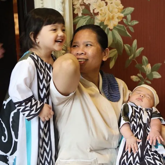 FOTO: Suwarsih, Babysitter Arsy Ikut Umrah Keluarga Anang Ashanty