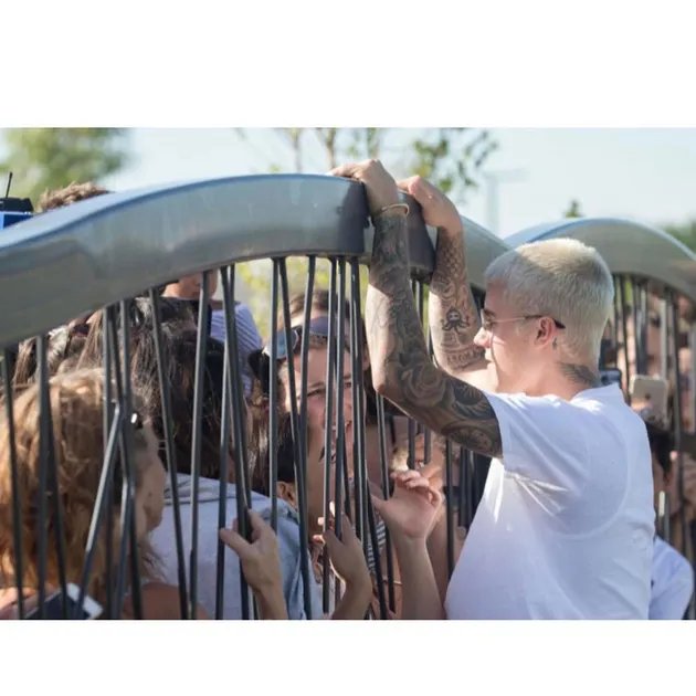 Justin Bieber Peluk Para Fansnya