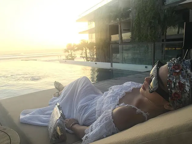 Seperti ini nih Princess Syahrini saat menikmati liburan manja di Bali. Tak sendirian, ia juga turut mengajak keluarga dan sahabat.