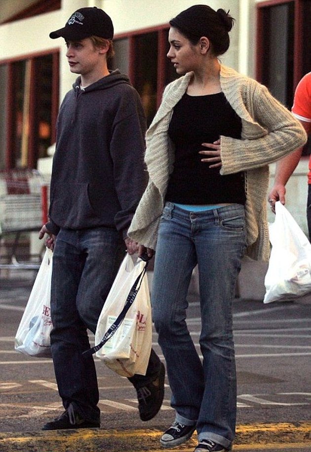 Macaulay Culkin dan Mila Kunis cukup berpacaran 8 tahun hingga memutuskan berpisah pada 2011. Menurut salah satu juru bicara Mila, keduanya putus baik-baik dan masih berteman. Pada 2016, Mila pernah membahas tentang hubungannya dengan Macaulay yang memang tak bisa ia lupakan. Kini Mila hidup bahagia dengan Ashton Kutcher dan memiliki 2 anak.