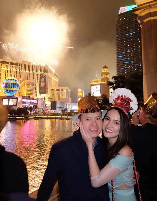 FOTO: Tahun Baru, Shandy Aulia dan Suami Mesra di Las Vegas