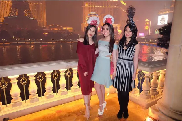 FOTO: Tahun Baru, Shandy Aulia dan Suami Mesra di Las Vegas