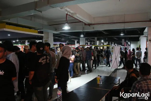 Barasuara agaknya tak salah memilih kota Malang sebagai kota kedua dalam rangkaian Taifun Tour. Yap, crowd dan penikmat musik di kota ini tampak memadati venue sedari pukul 19.00 WIB.