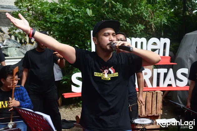 Vokalis dari grup band Nidji yaitu Giring tengah melakukan kegiatan 'ngamen' di bilangan Manggarai, Jakarta Selatan, Rabu (28/12). Acara ini diberi judul Ngamen Solidaritas.