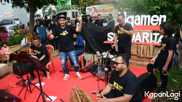 Giring Nidji \&#039;ngamen\&#039; di Posko Cawagub Jakarta
