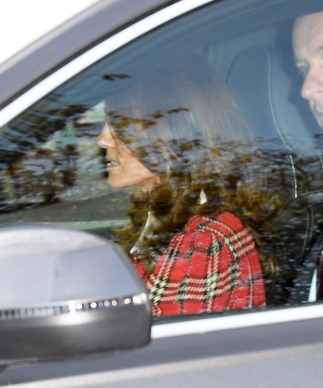 PHOTO: No Need for Government Driver, Kate Middleton - Prince William Leaves Buckingham Palace and Drives Their Own Car