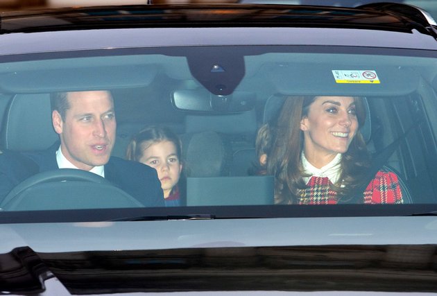 Meski berstatus sebagai bangsawan Inggris, Pangeran William tak ingin bermanja-manja dan lebih suka mengemudikan mobilnya sendiri.