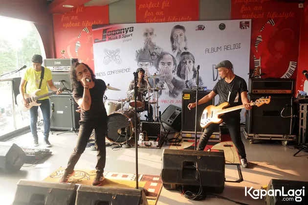 Sayangnya, dalam album ini tak ada sosok Abdee yang harus beristirahat dikarenakan sakit.